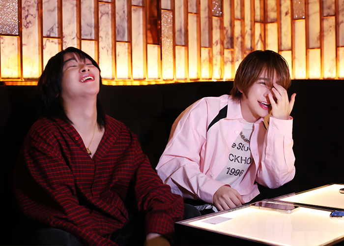 卓でくつろぎすぎて映画館のようになる蒼月龍の話をして爆笑する九条星音